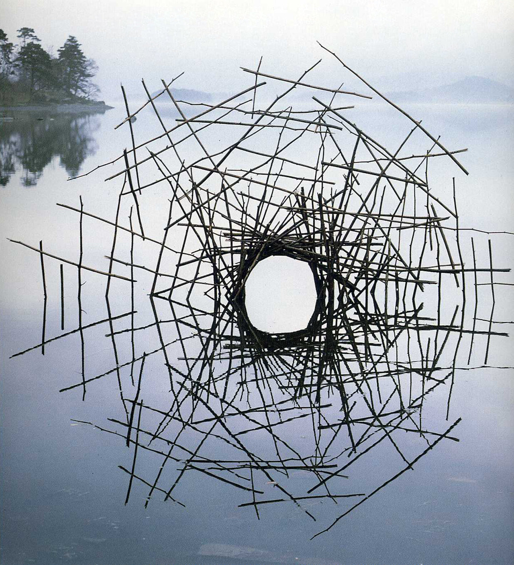 Andy Goldsworthy (8 et 9 mars 1988) Calme au petit matin. L’œuvre fut conçue à Derwentwater dans le comté de Cumbria (Nord-Ouest de l’Angleterre). Tiges de polygonum plantées et poussées au fond du lac. La forme circulaire est achevée par le reflet sur l’eau. Photo: Musée Gassendi. Digne-les-Bains